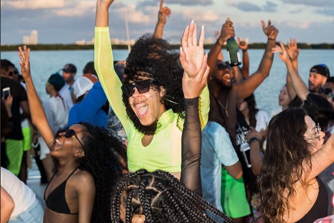 Adults only Hip Hop Sessions Boat Party Cancun - The first minutes: music, shots, and a fast start