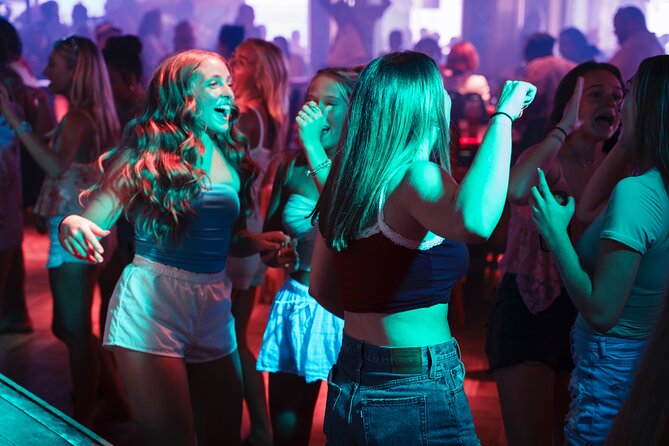 Bar Crawl Madness Tour in Cancun - Entry lines and VIP-style treatment