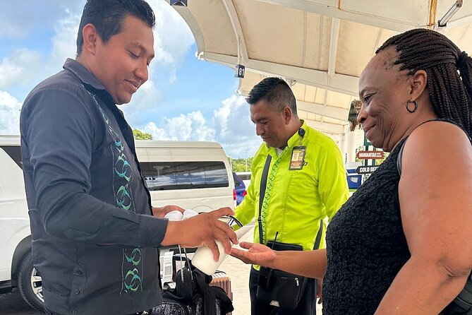 Black Luxury Van from hotels to Cancun Airport - The 15-minute waiting rule