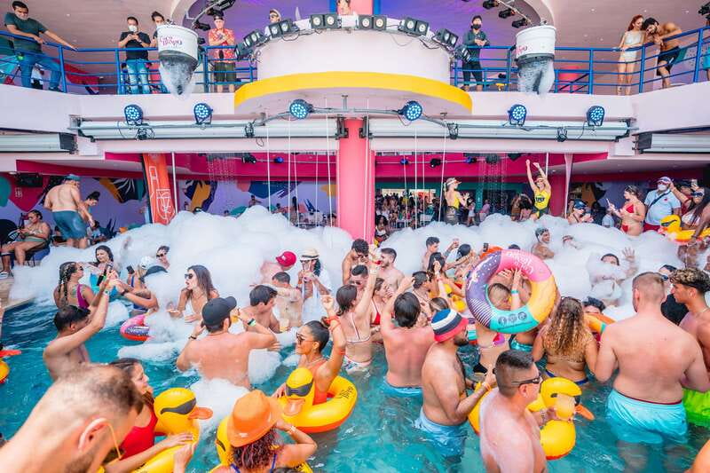 Cancún: Coco Bongo Beach Party Celebrity Package - Drinks, snacks, and the practical value of the package