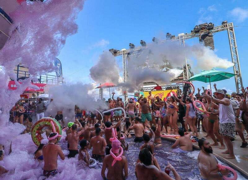 Cancún: Coco Bongo Beach Party Experience - Arriving at the Beach Venue