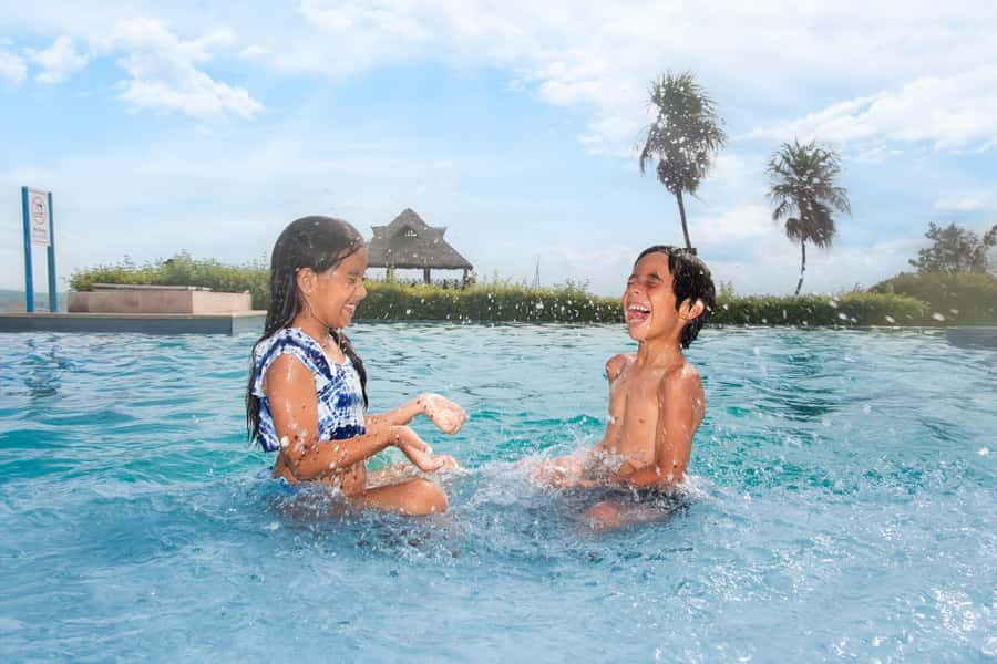 CANCUN: Dolphin Swim Adventure with buffet and soft drinks - What to bring and what stays behind