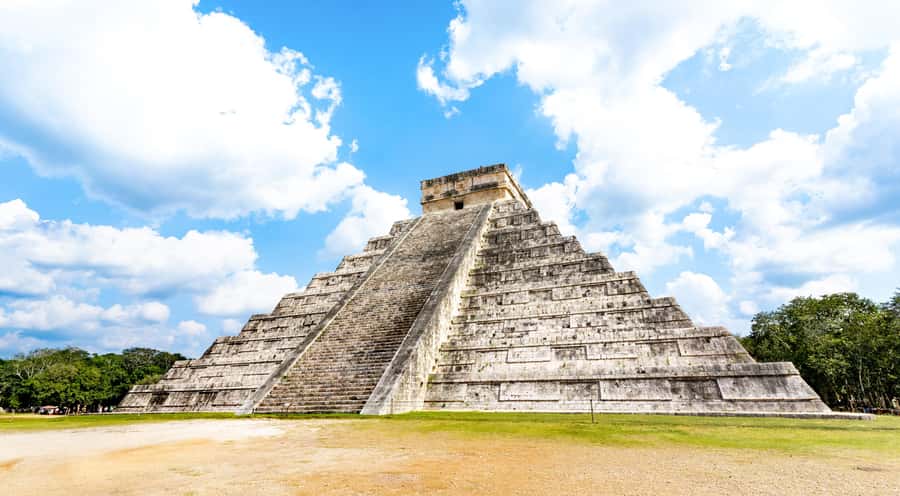Cancun: Exclusive sunrise at Chichen Itza, expert tour guide - A peaceful setting before the crowds arrive