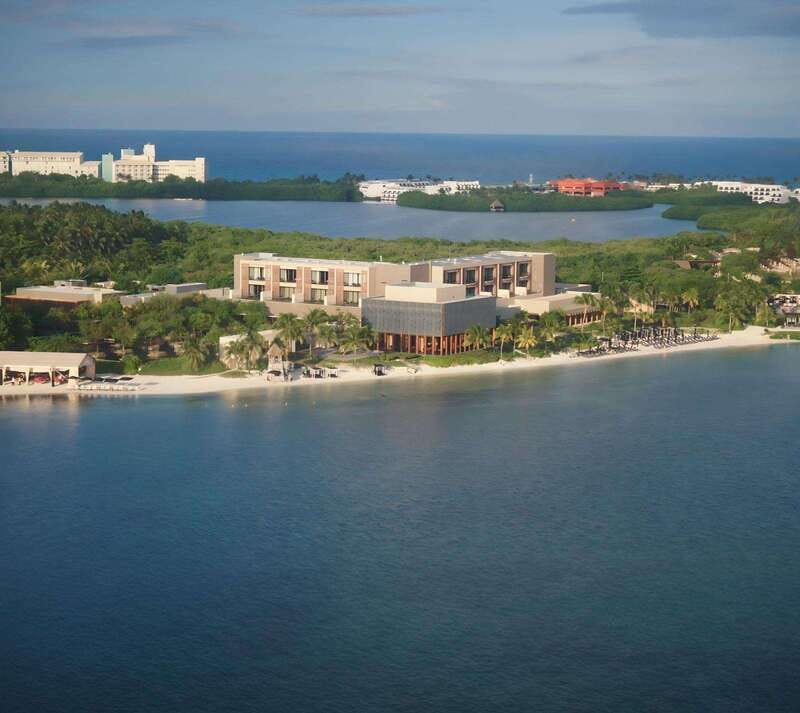 Cancun Hotel Zone: Panoramic Flight - Meeting AEROCARIBEMX and the flight crew