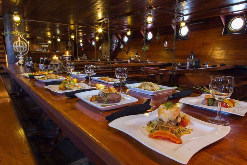 Cancún: Jolly Roger Pirate Dinner Cruise 2025 - Dinner: good portions, mixed expectations