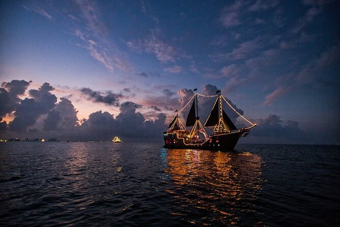 Cancun Lagoon Sunset Sailing Trip aboard classic Galeón with Dinner and Free bar - A Spanish galleon on Laguna Nichupté