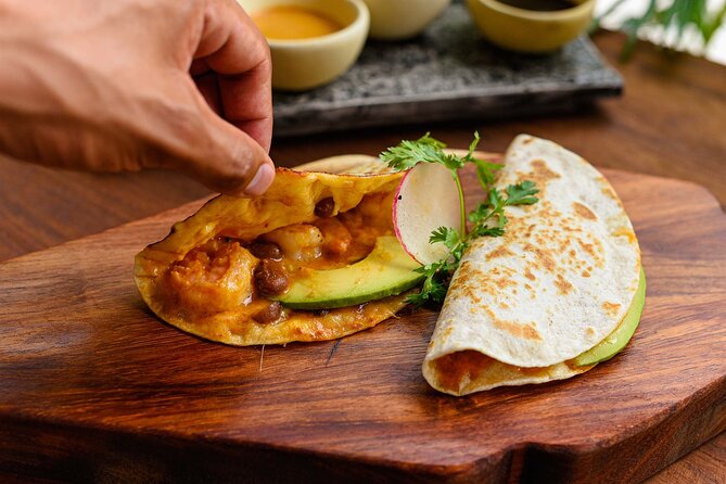 Cancun Seafood Lovers Tour - What the guide adds to the meal