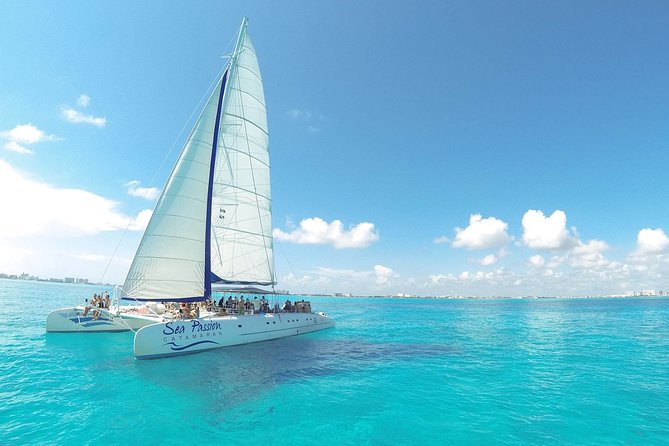 Catamaran and snorkel in isla mujeres - Setting sail with an open bar