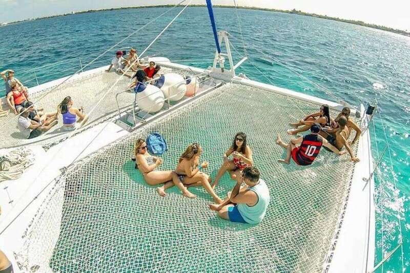 Catamaran party Isla Mujeres with drinks & lunch - The catamaran ride across the Caribbean