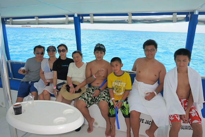 Catamaran Tour to Isla Mujeres all Included - Open-bar rules and the social mood