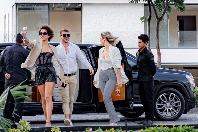 Deluxe Limousine GMC from Cancun Airport - Key points at a glance