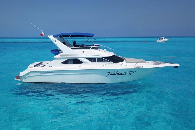 Deluxe Yacht 48FT with FlyBrige Rental in Cancun - Water time, music, and the small comforts
