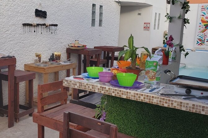 Elaboration of tortillas by hand following the Mexican tradition - Why the small group matters