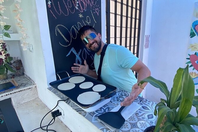 Elaboration of tortillas by hand following the Mexican tradition - Meeting point and practical planning