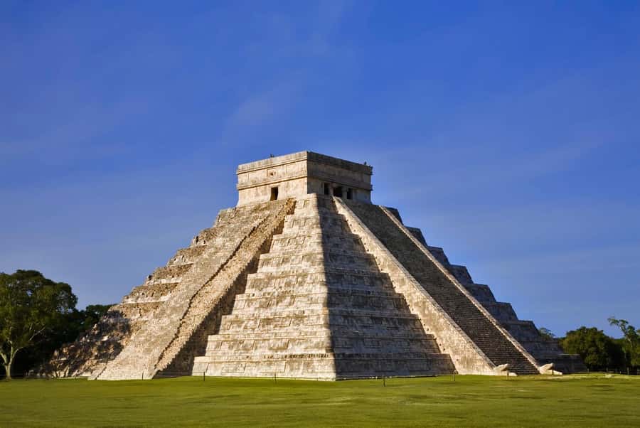 From Cancun: Early access to Chichen Itza - El Castillo and the main monuments
