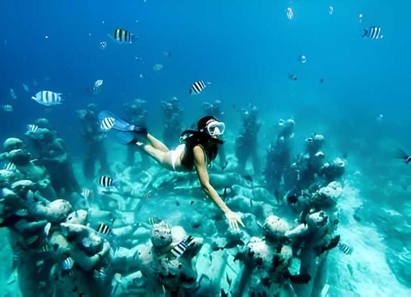 From Cancun: Isla Mujeres by Luxury Catamaran with Drinks - A 55-minute buffet meal at a local restaurant