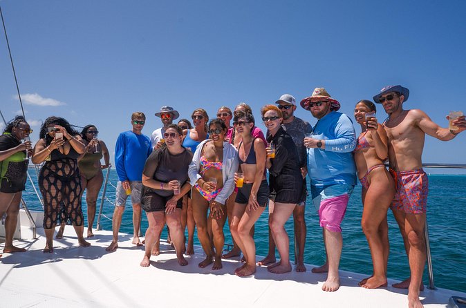 Hip hop party boat, adults only - Champagne showers and the party mood