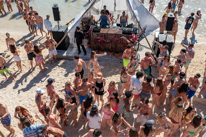 HipHop Catamaran Party from Cancun to Isla Mujeres - Sailing toward the Museo Subacuático de Arte