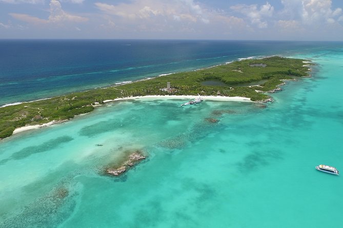 Isla Contoy Eco Adventure - Lunch, Tikinxic fish, and the open bar