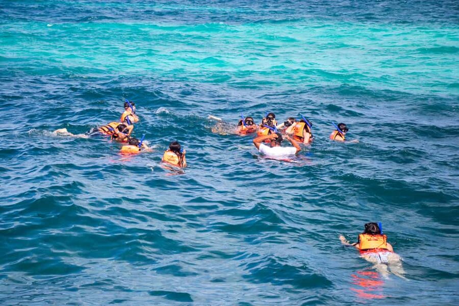 Isla Mujeres Catamaran, Snorkel & Buffet Lunch - Playa Norte: one hour for swimming and sand