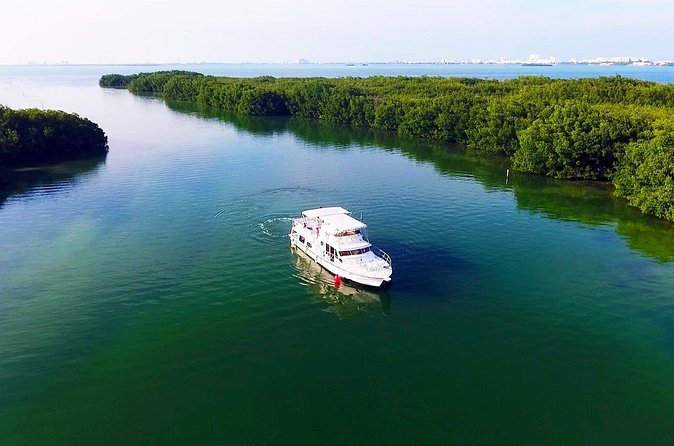 Isla Mujeres Full Day Tour on Yacht with Snorkel and Buffet - Practical details that affect your day