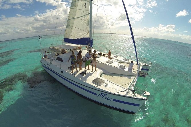 Isla Mujeres tour from Cancún (open bar, lunch ) - Spinnaker sailing above the Caribbean
