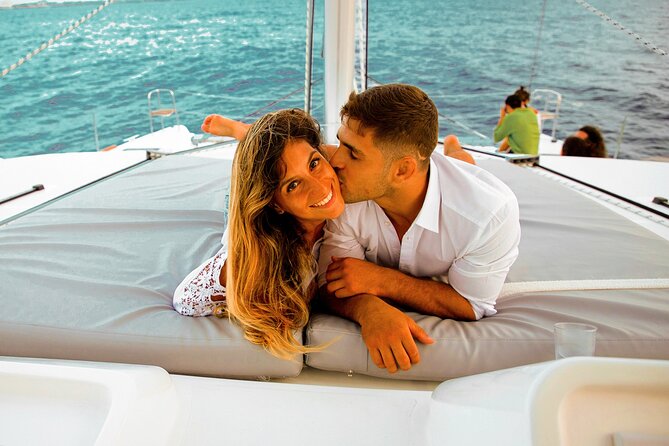 Luxury Sunset Sailing Cruise in Cancun with Light Dinner and Open Bar - The catamaran setting and group size
