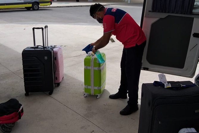 Luxury SUV Private Transfer R/T-Airport-Hotel-Airport- Playa del Carmen - The airport meeting point needs care