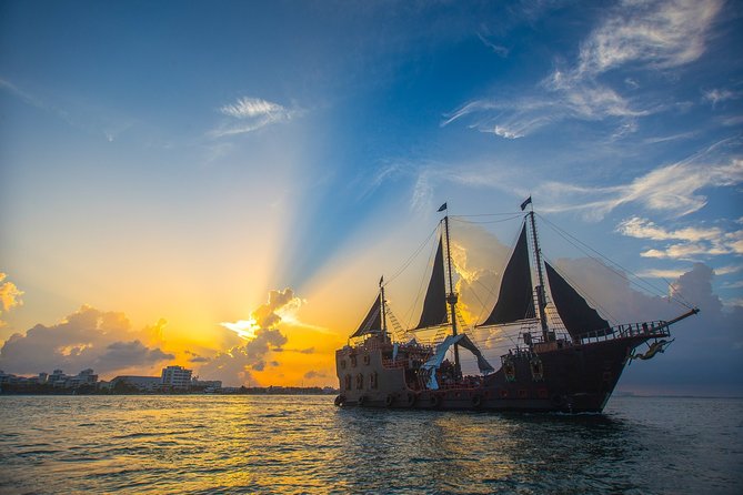 Pirate Ship Jolly Roger with Dinner and Open Bar - The first part of the evening: music, food, and the crew