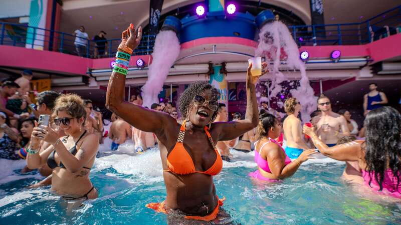 Premium Beach Party Coco Bongo - Arriving at Beach Party Coco Bongo by Plaza Forum