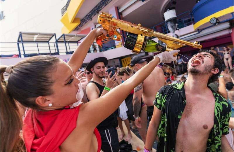 Premium Beach Party Coco Bongo - The entertainment style: loud, visual, and participatory