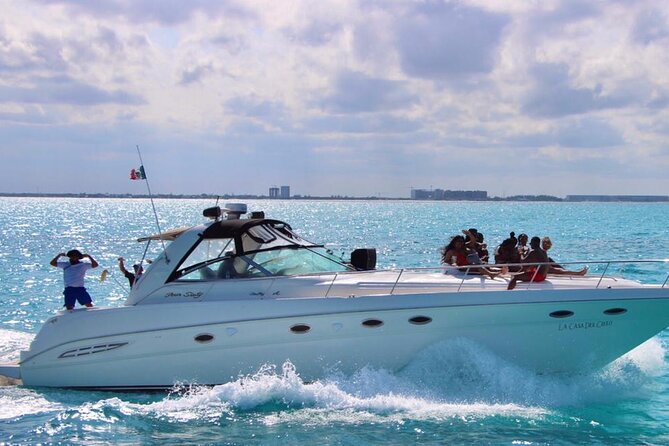 Private 50FT Yacht Rental in Cancún P8 - Food, drinks, and onboard comfort