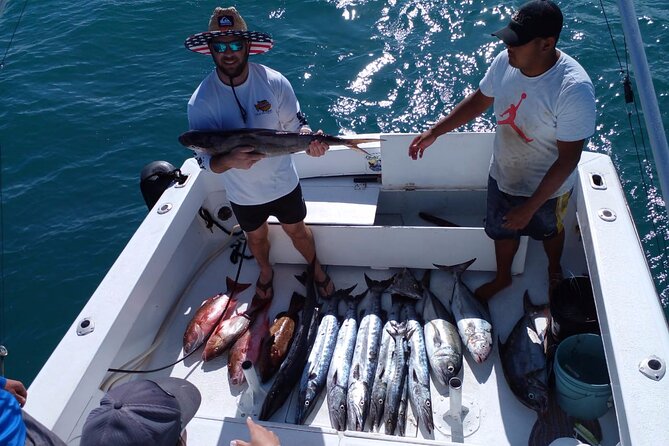 Private fishing charter Bertram 31ft 6 pax max if you don't fish you don't pay - The crew makes the biggest difference