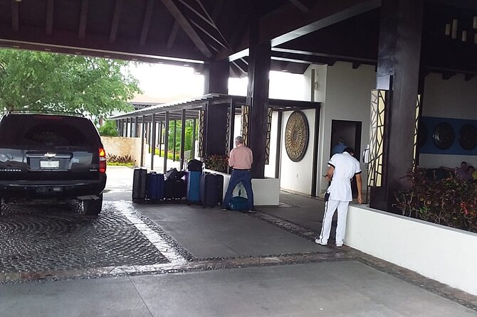 Private luxury transportation from CUN Airport to Playa del Carmen - Leaving Cancun Airport with a named meeting point