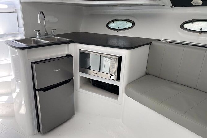 Private Yacht Cancun 42ft up to 8 people - Onboard comforts: simple, useful, and group-friendly