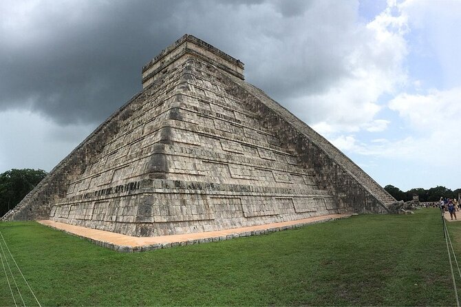 Riviera Maya Tour: Chichen Itza & Ik Kil + Hubiku Cenotes - Valladolid gives you one hour of town life