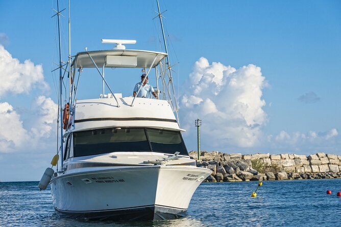 Sport Fishing at the Caribbean Sea. Enjoy an amazing time with friends & family - Trolling or bottom fishing: choosing the right expectation