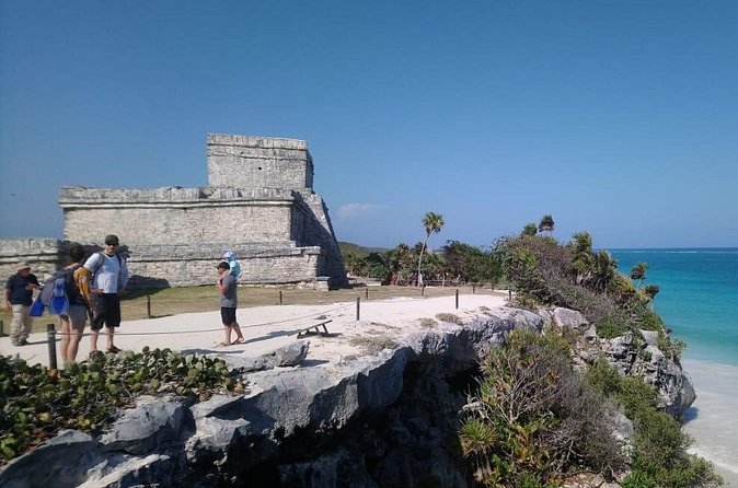 Swim with turtles + snorkelling + archaeological zone of Tulúm + cenote - How the guides shape the day