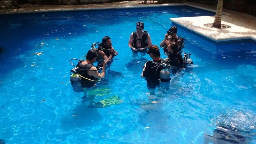 Underwater Museum Musa : SCUBA DIVING FOR BEGINNERS - Boat facilities and safety support